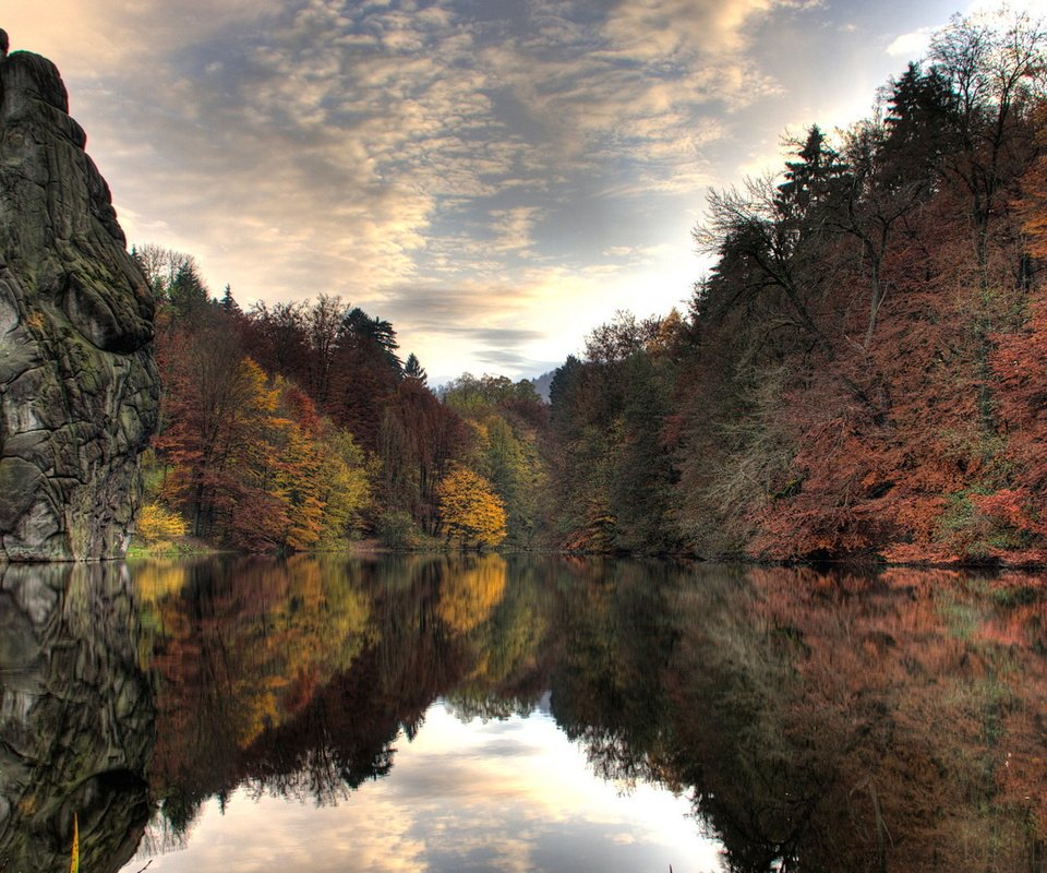 Обои деревья, вода, озеро, скала, осень, trees, water, lake, rock, autumn разрешение 1920x1080 Загрузить