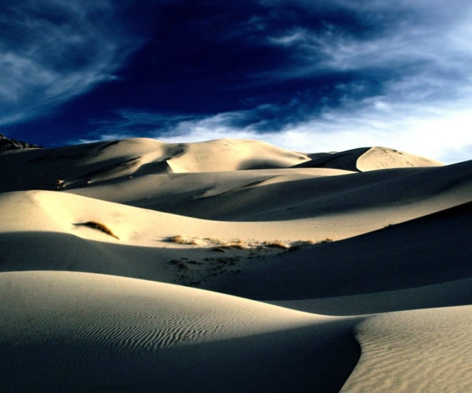 Обои небо, облака, горы, линии, песок, пустыня, тени, дюны, the sky, clouds, mountains, line, sand, desert, shadows, dunes разрешение 1920x1080 Загрузить