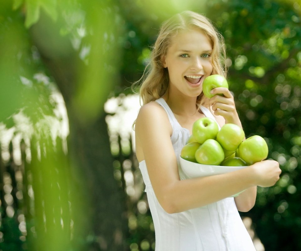 Обои девушка, яблоки, girl, apples разрешение 1920x1200 Загрузить