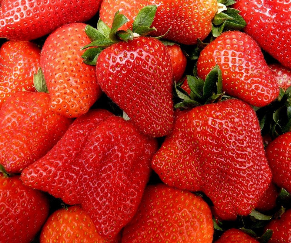 Обои ягода, красная, клубника, спелая, сочная, berry, red, strawberry, ripe, juicy разрешение 2048x1436 Загрузить