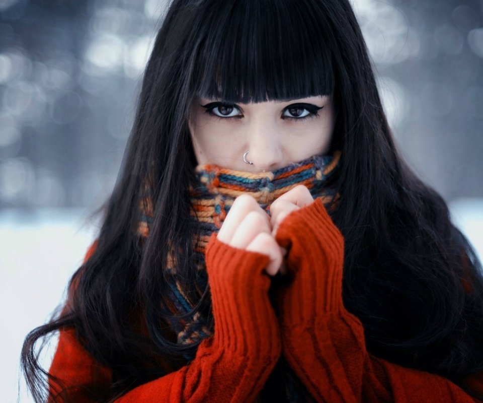 Обои зима, девушка, брюнетка, взгляд, лицо, свитер, шарф, winter, girl, brunette, look, face, sweater, scarf разрешение 1920x1080 Загрузить