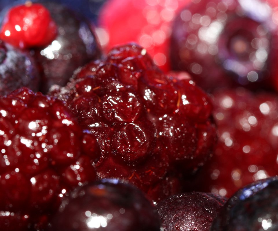 Обои макро, малина, ягоды, вишня, macro, raspberry, berries, cherry разрешение 1920x1200 Загрузить