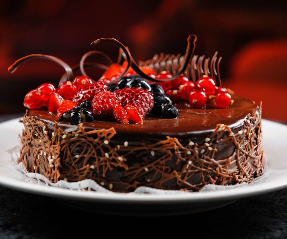 Обои малина, смородина, ягоды, пирожное, черника, шоколад, сладкое, тарелка, торт, десерт, raspberry, currants, berries, blueberries, chocolate, sweet, plate, cake, dessert разрешение 1920x1200 Загрузить