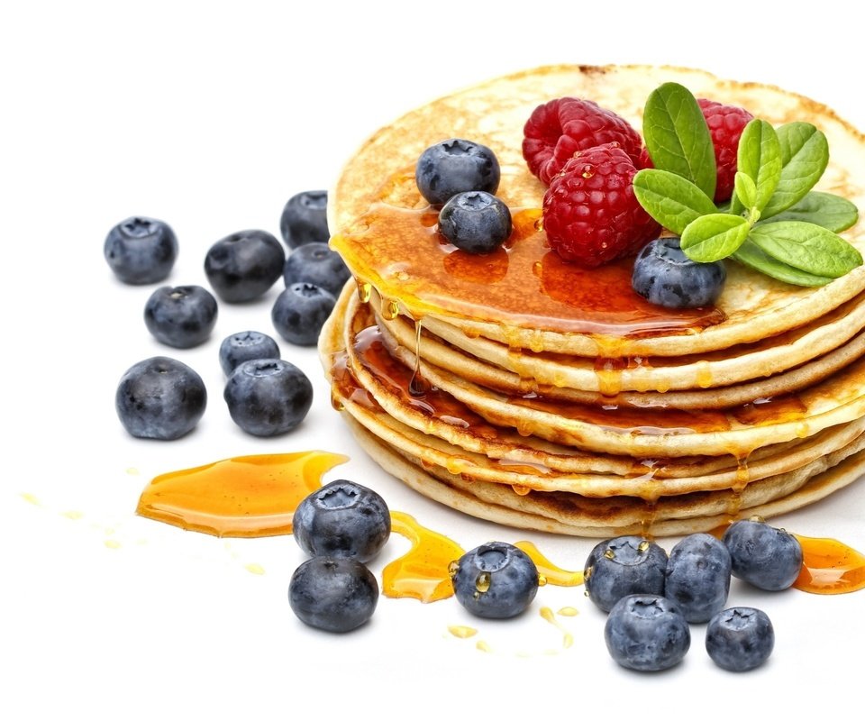 Обои мята, малина, ягоды, черника, завтрак, мед, блинчики, блины, mint, raspberry, berries, blueberries, breakfast, honey, pancakes разрешение 2560x1600 Загрузить