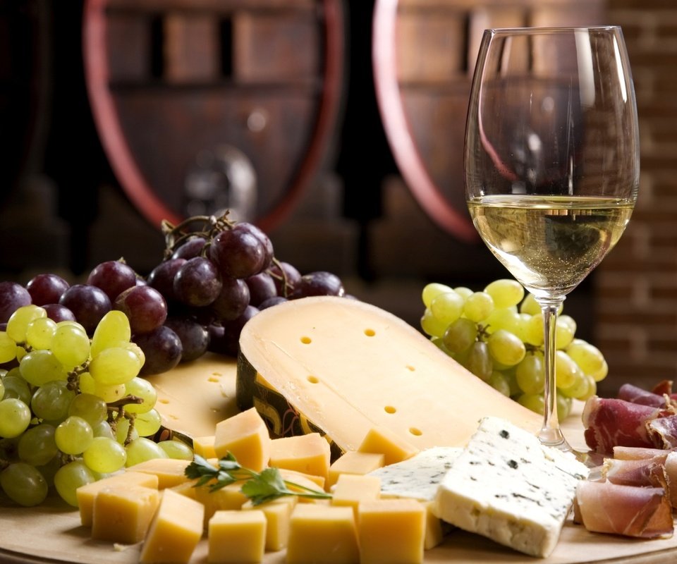 Обои виноград, бокал, сыр, вино, белое, grapes, glass, cheese, wine, white разрешение 1920x1200 Загрузить