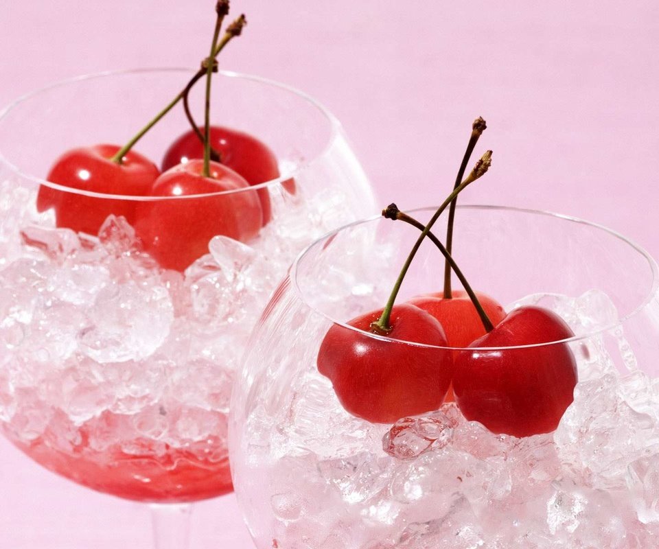 Обои лёд, черешня, ягоды, вишня, коктейль, бокалы, кусочки льда, ice, cherry, berries, cocktail, glasses, pieces of ice разрешение 1920x1200 Загрузить