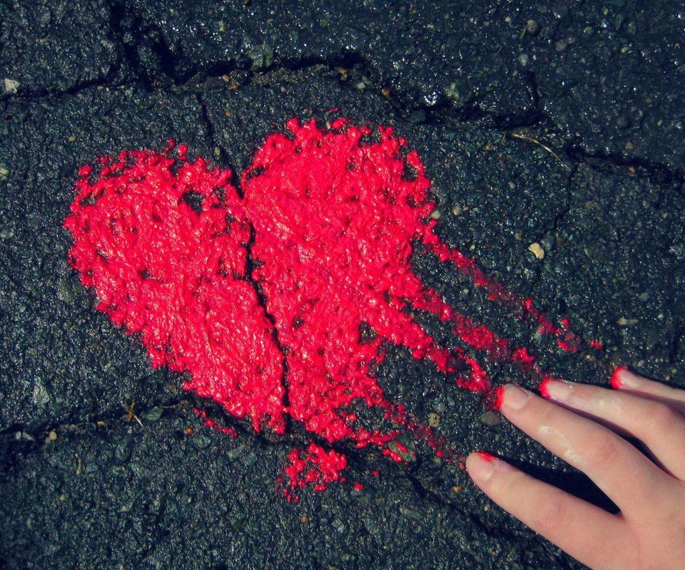 Обои рука, сердечко, краска, сердце, асфальт, hand, heart, paint, asphalt разрешение 1920x1200 Загрузить