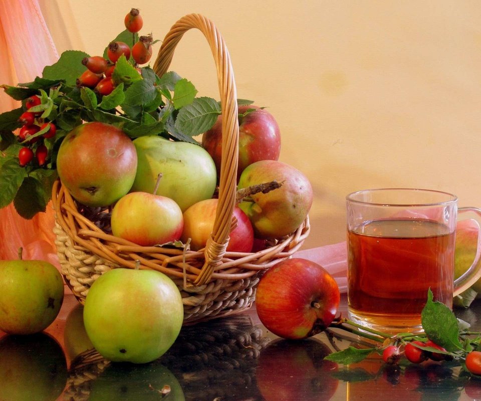 Обои фрукты, яблоки, шиповник, ягоды, чай, натюрморт, fruit, apples, briar, berries, tea, still life разрешение 1920x1200 Загрузить