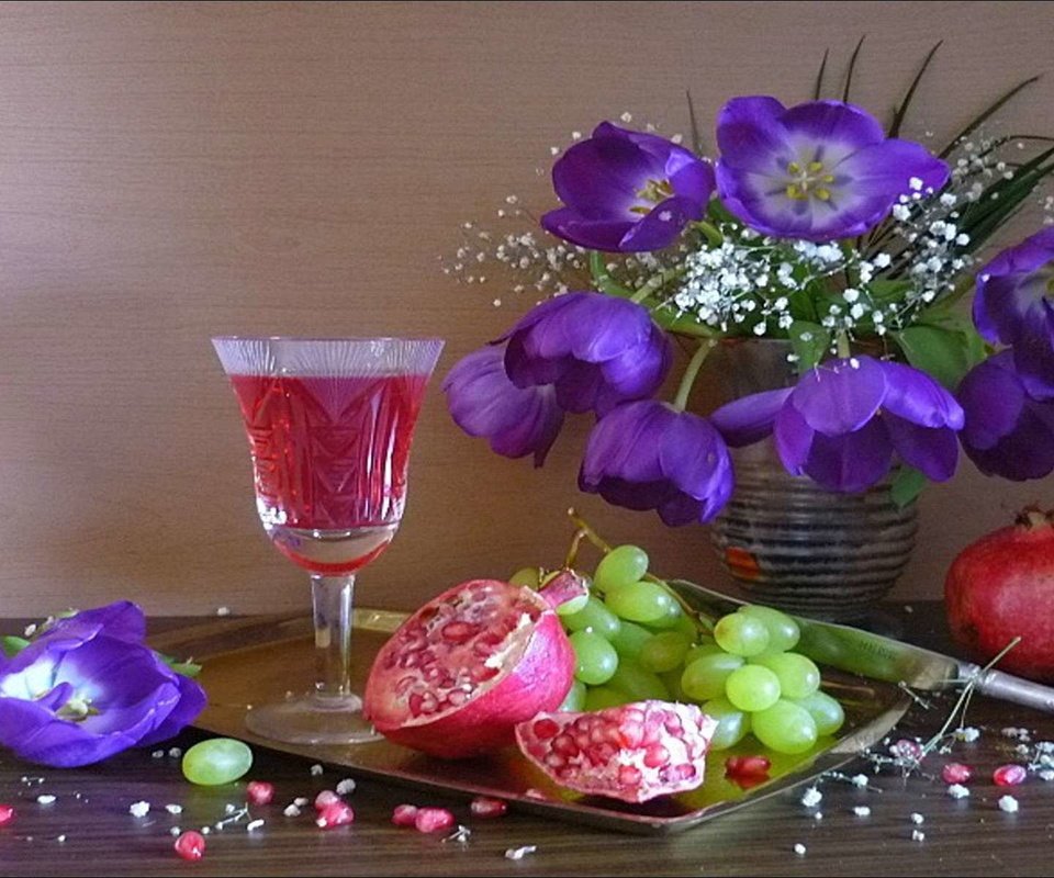 Обои цветы, фиолетовые, виноград, натюрморт, бокал, гранаты, букет, тюльпаны, вино, ваза, нож, flowers, purple, grapes, still life, glass, grenades, bouquet, tulips, wine, vase, knife разрешение 1920x1200 Загрузить