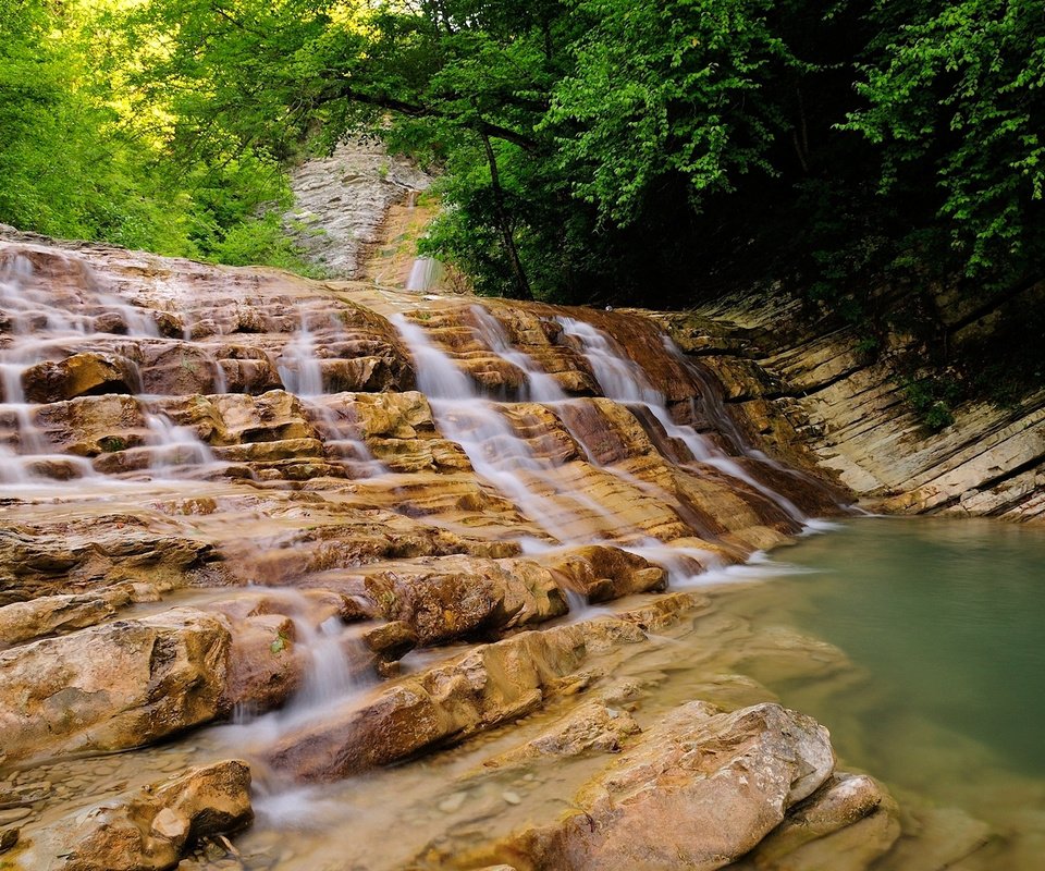 Обои деревья, река, скалы, природа, лес, водопад, каскад, trees, river, rocks, nature, forest, waterfall, cascade разрешение 1920x1200 Загрузить