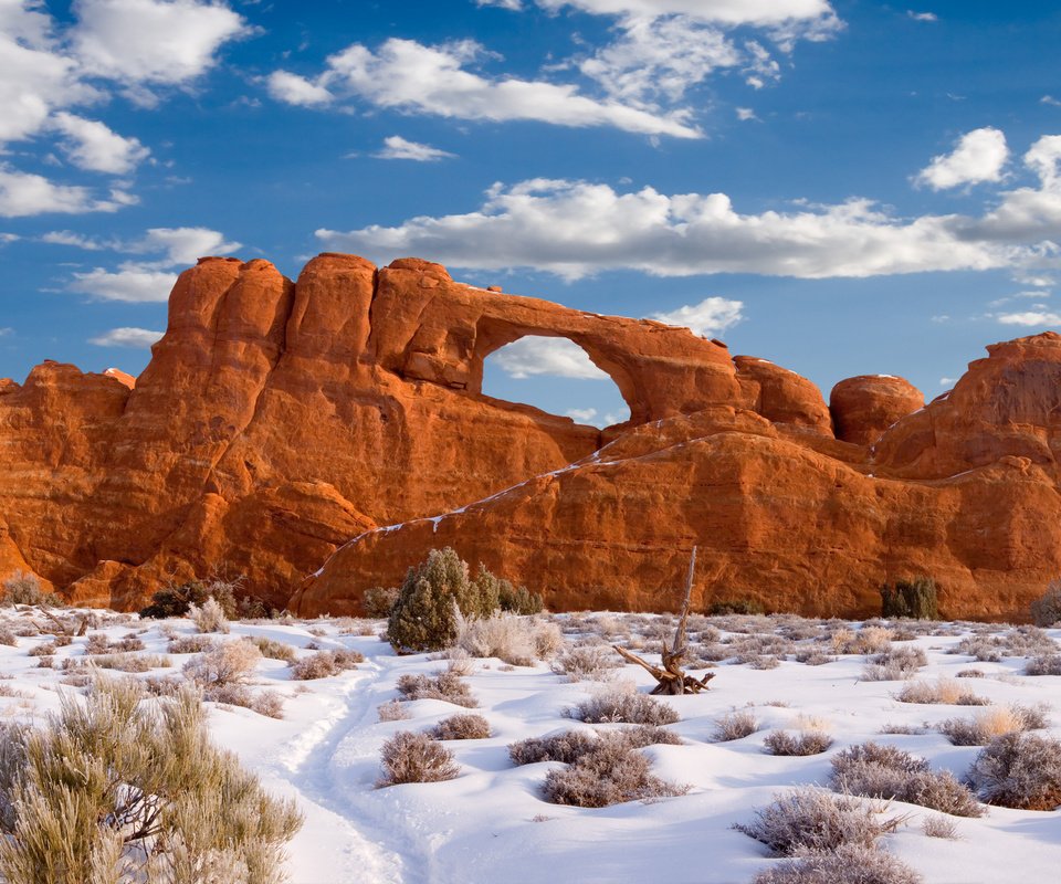 Обои скалы, снег, природа, пустыня, арка, rocks, snow, nature, desert, arch разрешение 2048x1256 Загрузить
