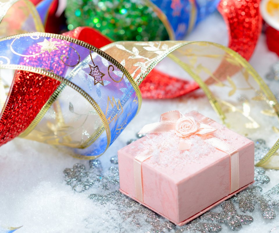 Обои новый год, бантик, подарки, с новым годом, блеск, розовый, лента, подарок, праздник, ленты, блестки, sequins, new year, bow, gifts, happy new year, shine, pink, tape, gift, holiday разрешение 2560x1600 Загрузить
