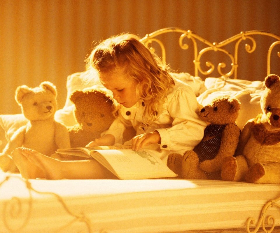 Обои солнце, девочка, ребенок, плюшевые мишки, книжка, the sun, girl, child, teddy bears, owner разрешение 1920x1440 Загрузить