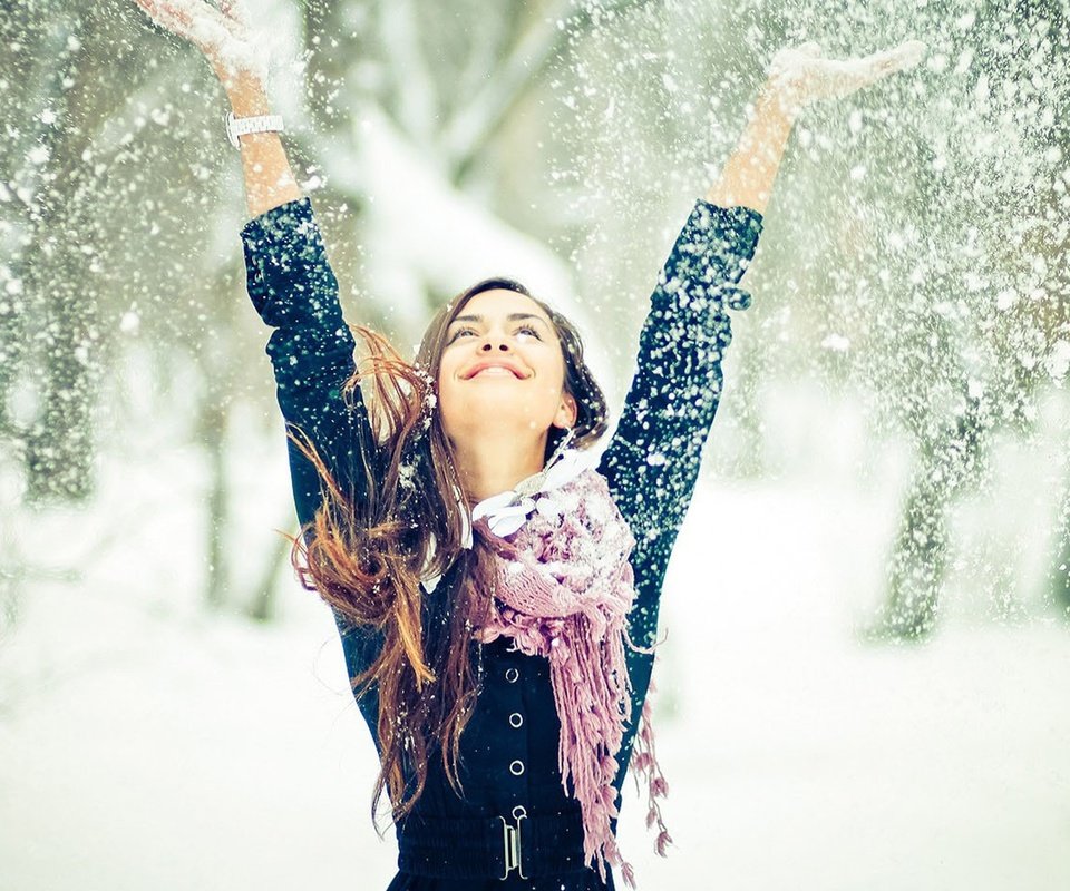 Обои снег, лес, зима, девушка, настроение, шатенка, snow, forest, winter, girl, mood, brown hair разрешение 1920x1200 Загрузить