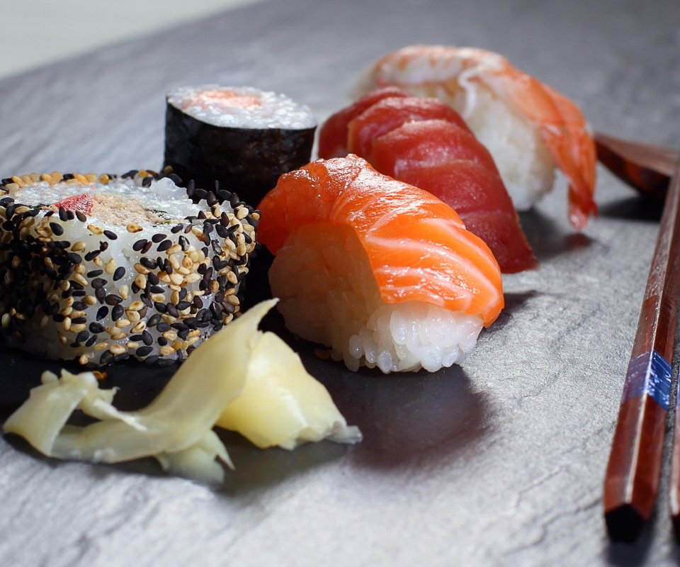 Обои палочки, суши, роллы, японская кухня, сашими, sticks, sushi, rolls, japanese cuisine, sashimi разрешение 2560x1600 Загрузить