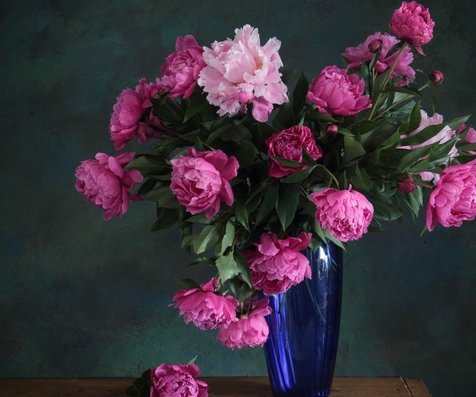 Обои цветы, букет, розовые, ваза, синяя, стеклянная ваза, пион, пионы, flowers, bouquet, pink, vase, blue, glass vase, peony, peonies разрешение 1920x1080 Загрузить