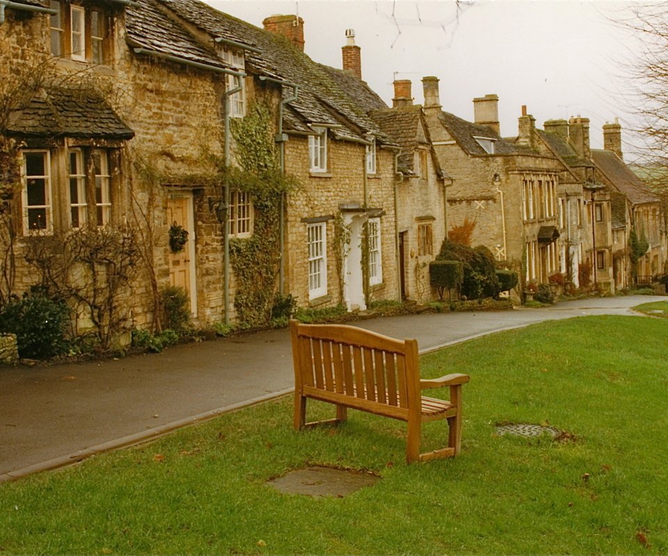 Обои улица, англия, скамейка, street, england, bench разрешение 2370x1411 Загрузить