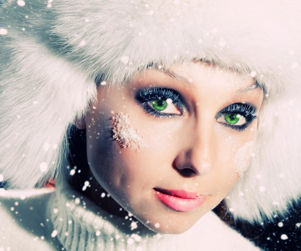 Обои глаза, лицо, снег, шапка, зима, зеленые глаза, девушка, снежинки, портрет, взгляд, модель, eyes, face, snow, hat, winter, green eyes, girl, snowflakes, portrait, look, model разрешение 2560x1600 Загрузить