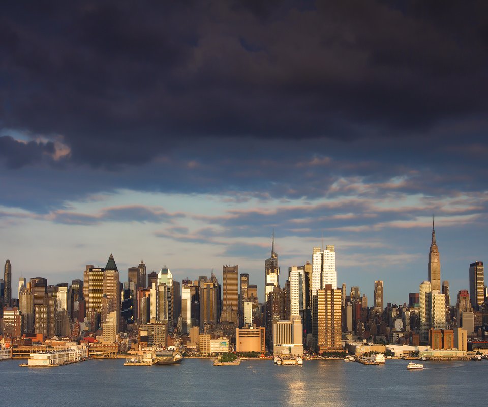 Обои тучи, небоскребы, залив, сша, нью-йорк, здания, нью - йорк, clouds, skyscrapers, bay, usa, new york, building разрешение 2560x1600 Загрузить