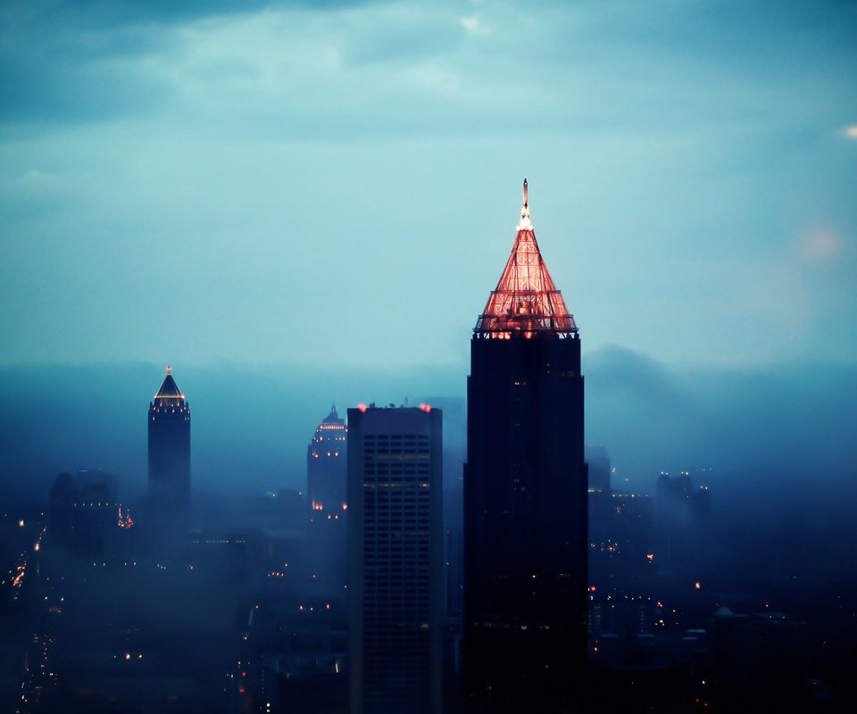 Обои туман, город, небоскребы, fog, the city, skyscrapers разрешение 1920x1200 Загрузить