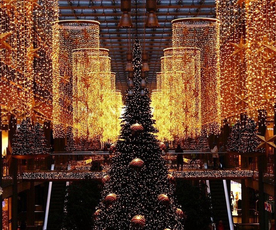 Обои огни, новый год, елка, иллюминация, праздник, рождество, lights, new year, tree, illumination, holiday, christmas разрешение 2000x1191 Загрузить