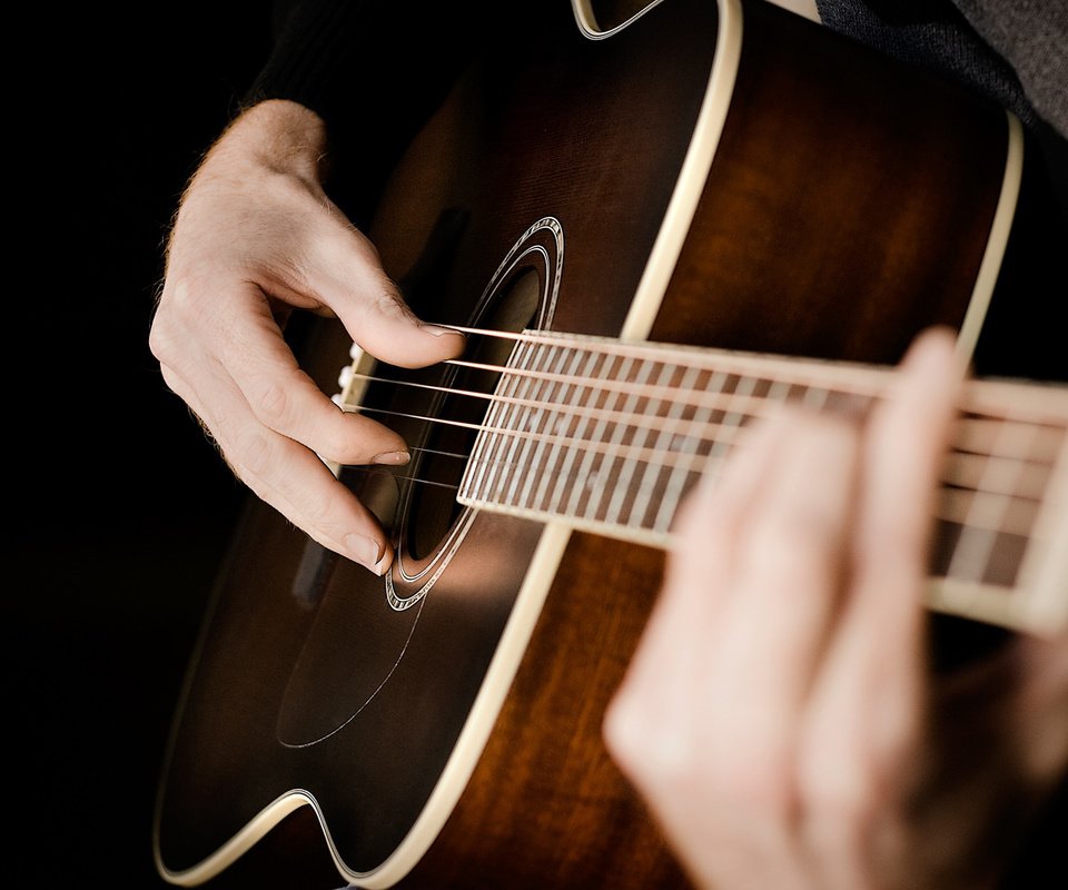 Обои гитара, струны, черный фон, руки, guitar, strings, black background, hands разрешение 1920x1080 Загрузить