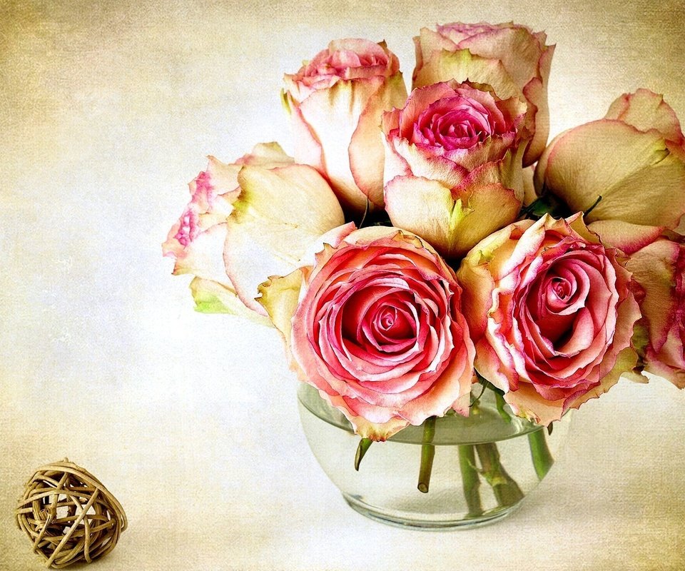 Обои цветок, розы, ваза, cvety, rozy, koroleva, цветы., flower, roses, vase, flowers. разрешение 2400x1540 Загрузить