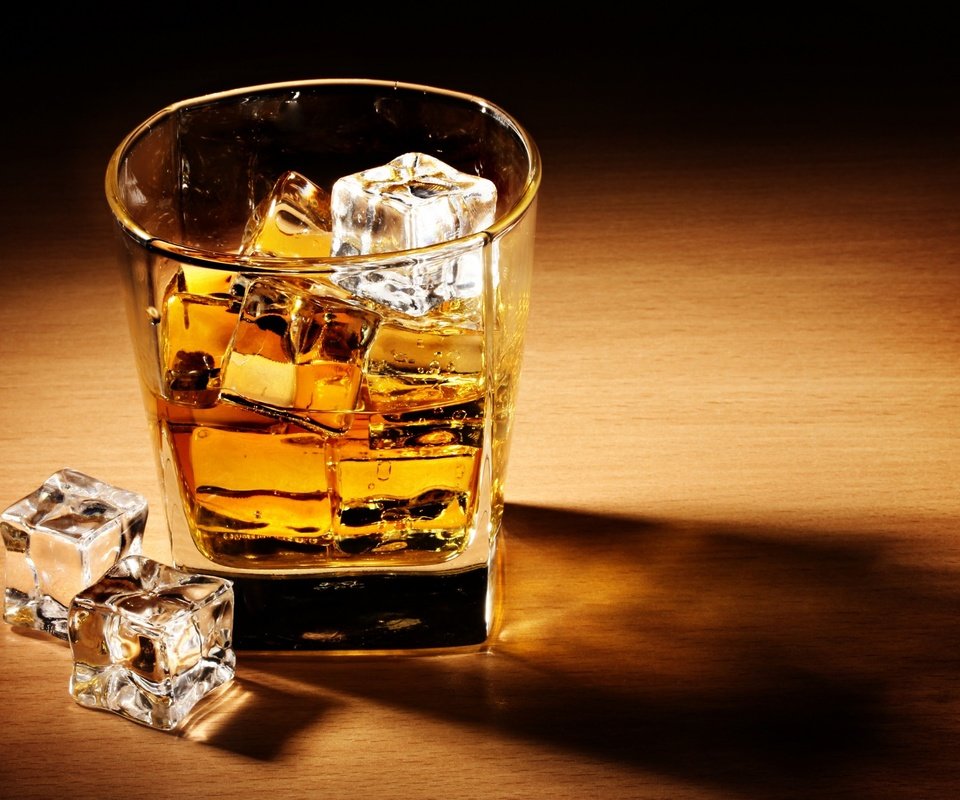 Обои напиток, лёд, стол, тень, кубики, бокал, алкоголь, виски, drink, ice, table, shadow, cubes, glass, alcohol, whiskey разрешение 2880x1800 Загрузить