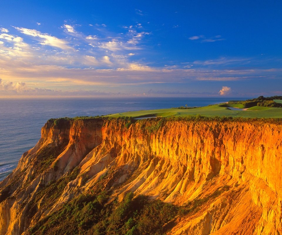 Обои небо, облака, скалы, берег, море, побережье, обрыв, the sky, clouds, rocks, shore, sea, coast, open разрешение 2560x1600 Загрузить