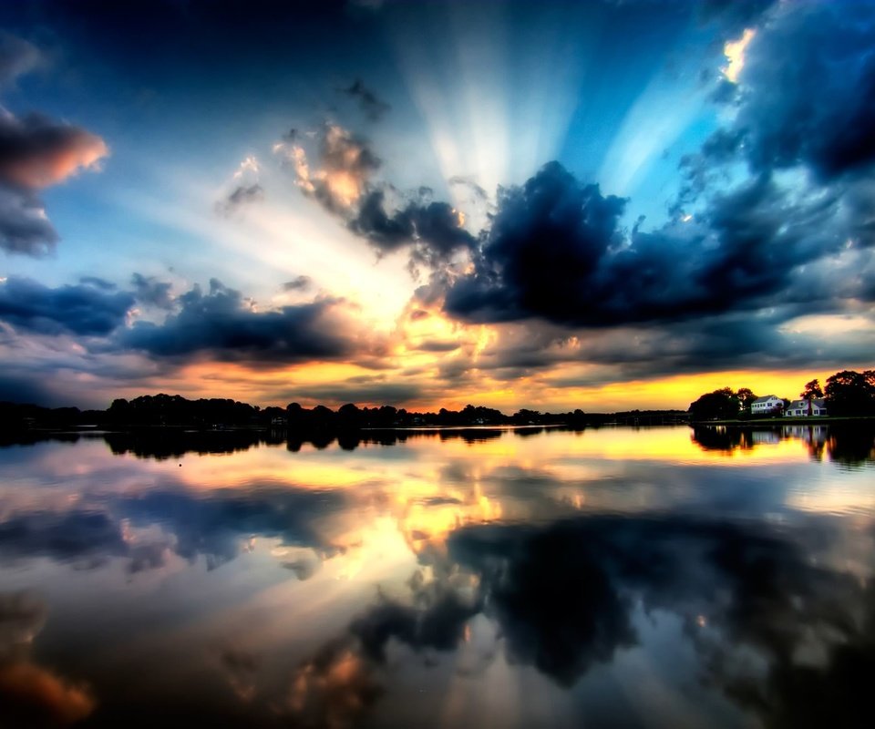 Обои небо, вода, озеро, лес, закат, отражение, лучи, красота, the sky, water, lake, forest, sunset, reflection, rays, beauty разрешение 2000x1338 Загрузить