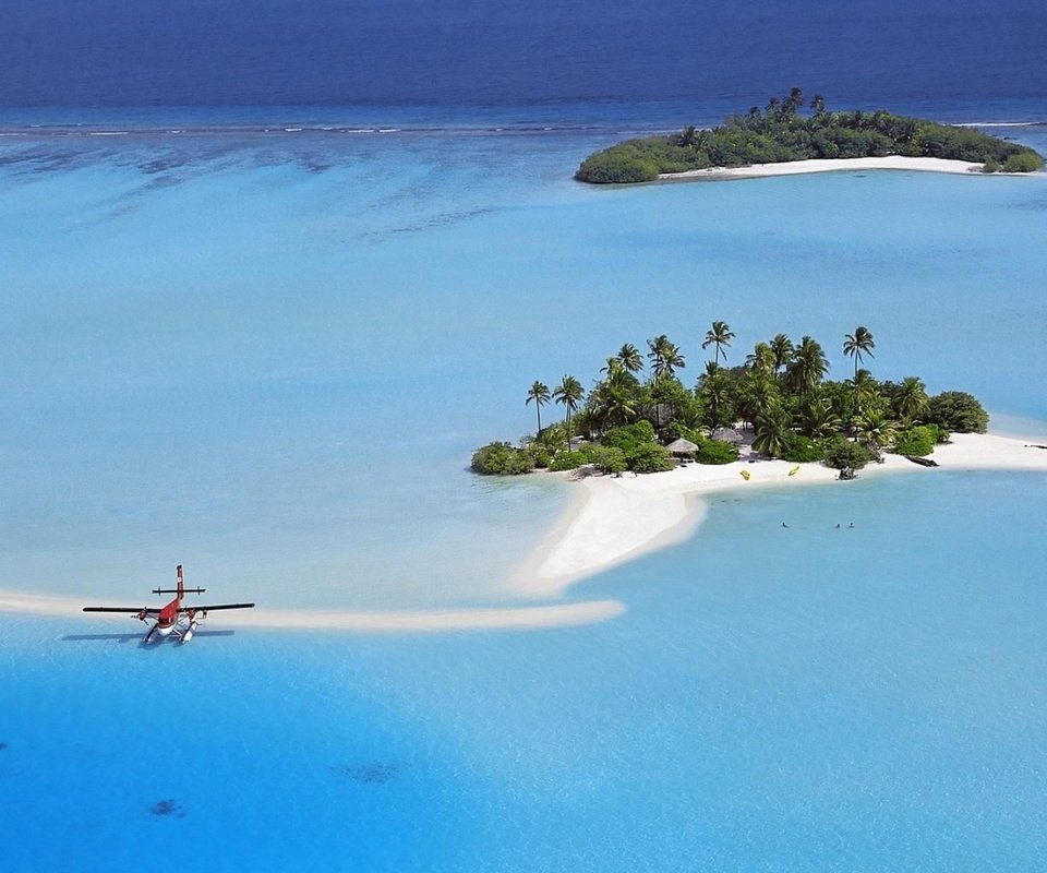 Обои самолет, пляж, пальмы, остров, тропики, мальдивы, the plane, beach, palm trees, island, tropics, the maldives разрешение 2880x1800 Загрузить