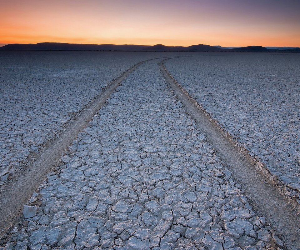 Обои дорога, земля, закат, пустыня, следы, шин, высохшая, road, earth, sunset, desert, traces, tires, dried разрешение 1920x1200 Загрузить