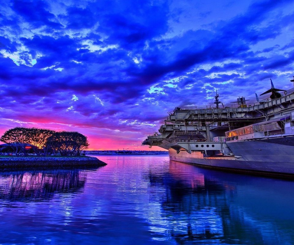 Обои вода, берег, закат, отражение, корабль, авианосец, water, shore, sunset, reflection, ship, the carrier разрешение 2560x1440 Загрузить