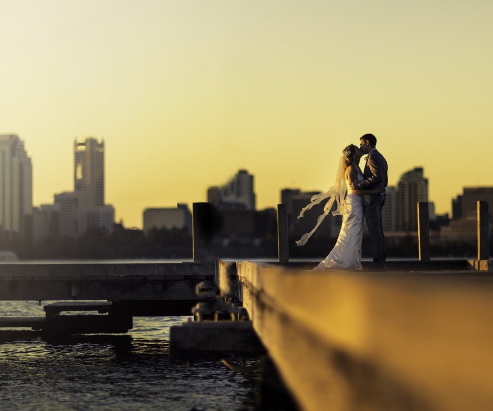 Обои город, причал, небоскребы, залив, жених, невеста, the city, pier, skyscrapers, bay, the groom, the bride разрешение 2560x1600 Загрузить