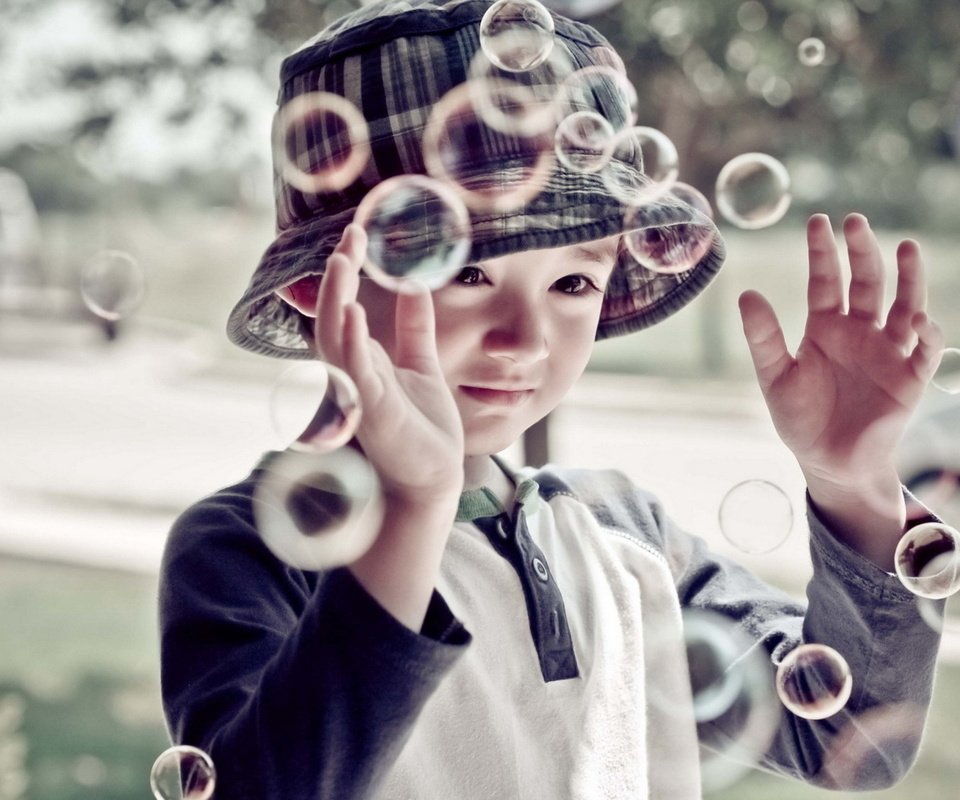 Обои настроение, дети, мальчик, мыльные пузыри, mood, children, boy, bubbles разрешение 1920x1200 Загрузить