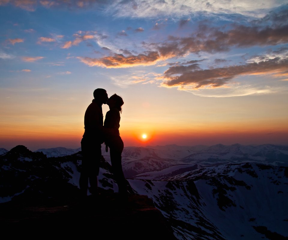 Обои горы, ona, закат, романтика, пара, поцелуй, на, nebo, gory, poceluj, lyubov, mountains, sunset, romance, pair, kiss, on разрешение 2560x1700 Загрузить