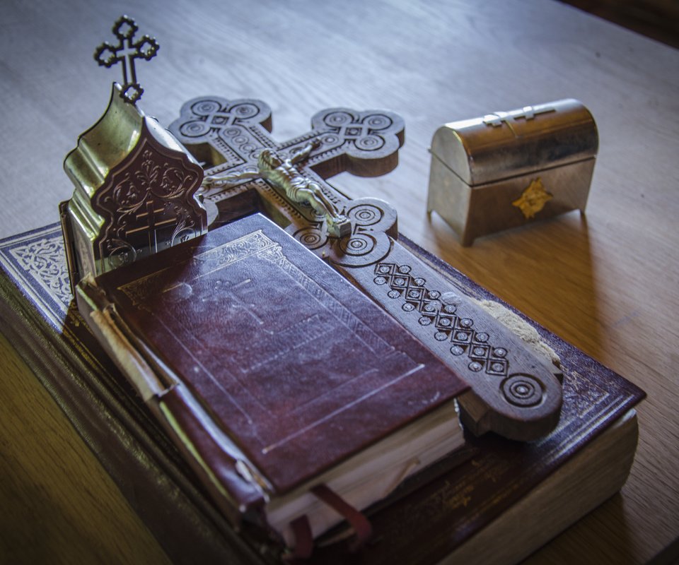 Обои стол, крест, книга, библия, священное писание, table, cross, book, the bible разрешение 4928x3264 Загрузить