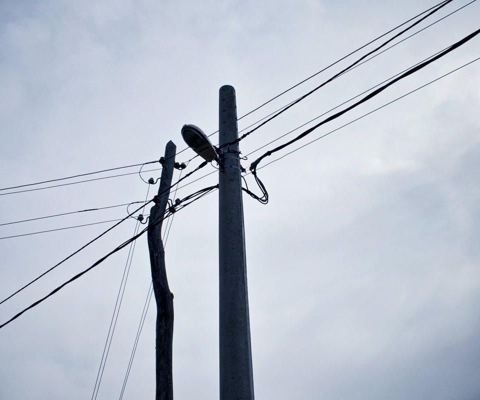 Обои небо, провода, столбы, лэп, nebo, provoda, stolby, линии электропередач, the sky, wire, posts, power lines, pionerskaya разрешение 1920x1080 Загрузить