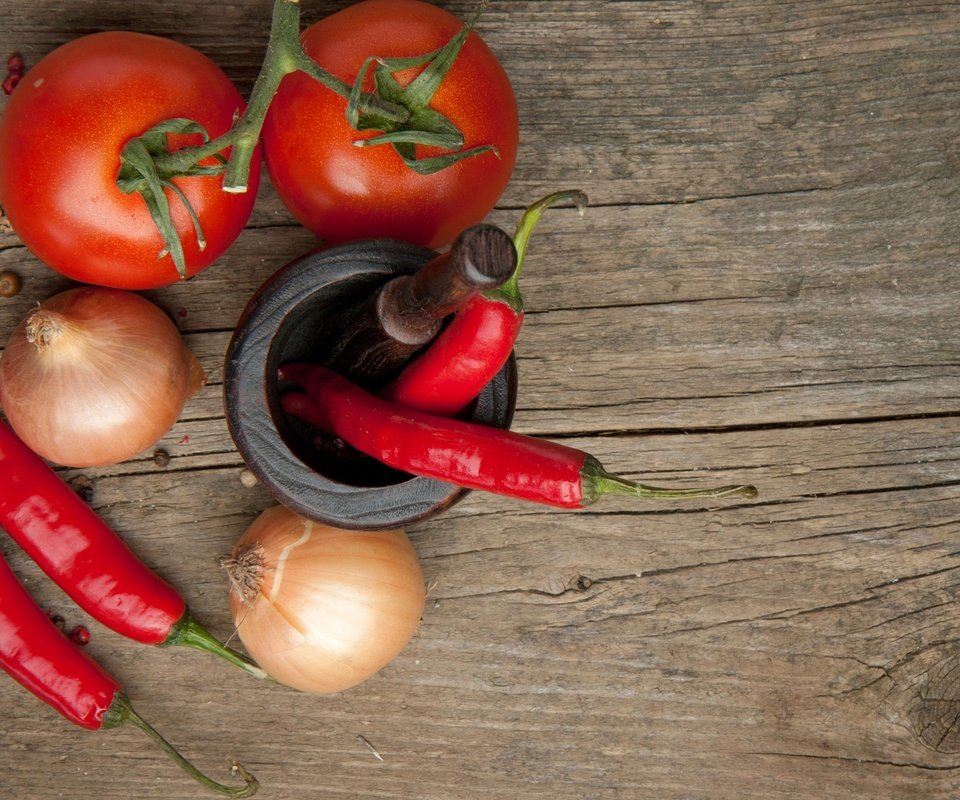 Обои лук, овощи, помидор, натюрморт, перец, жгучий, ступка, bow, vegetables, tomato, still life, pepper, burning, mortar разрешение 2560x1600 Загрузить