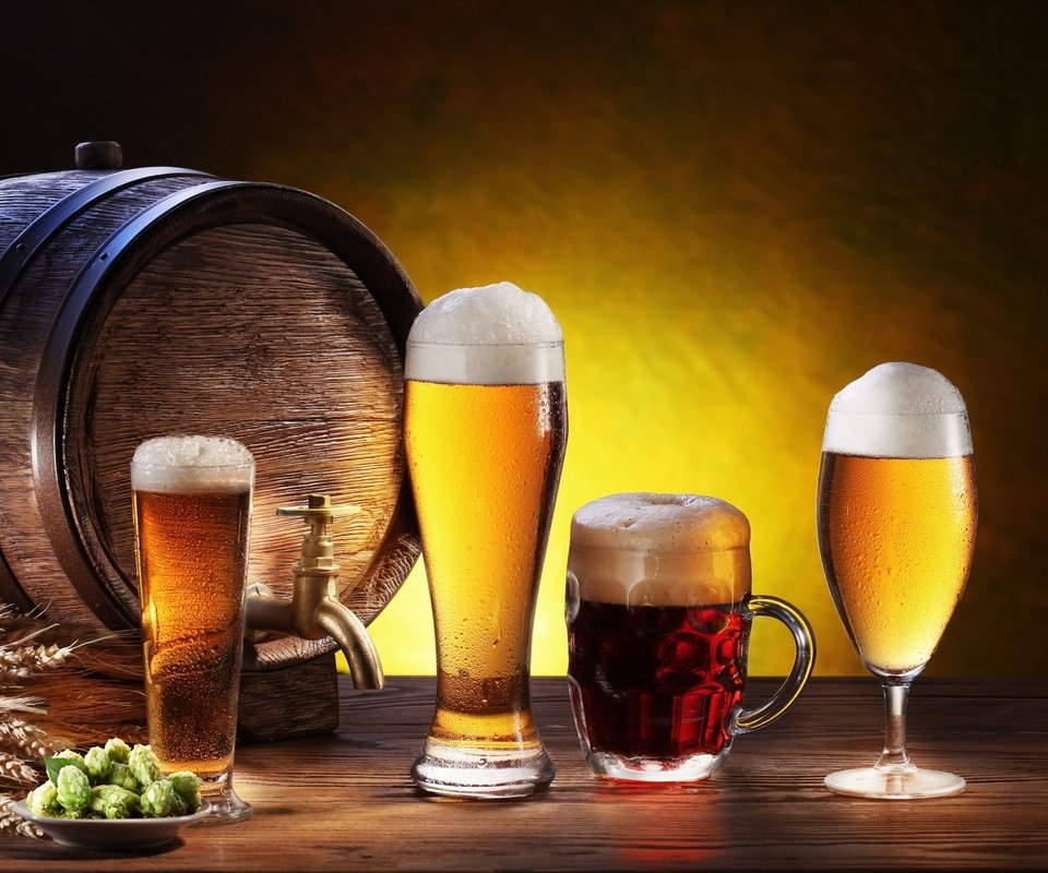 Обои кружка, светлое, стаканы, бочонок, бокалы, пиво, краник, пена, разливное пиво, тарелка, ячмень, тёмное, хмель, hops, mug, light, glasses, barrel, beer, tap, foam, plate, barley, dark разрешение 2560x1600 Загрузить