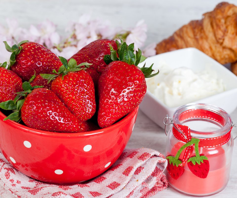 Обои цветы, ягода, клубника, миска, сметана, круассаны, flowers, berry, strawberry, bowl, sour cream, croissants разрешение 2560x1600 Загрузить