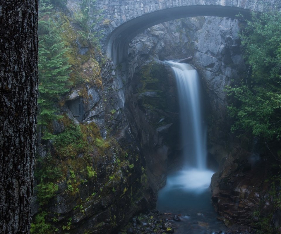 Обои водопад среди гор, the waterfall among the mountains разрешение 1920x1080 Загрузить