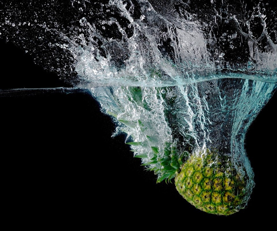 Обои вода, макро, брызги, черный фон, фрукт, ананас, water, macro, squirt, black background, fruit, pineapple разрешение 2560x1600 Загрузить