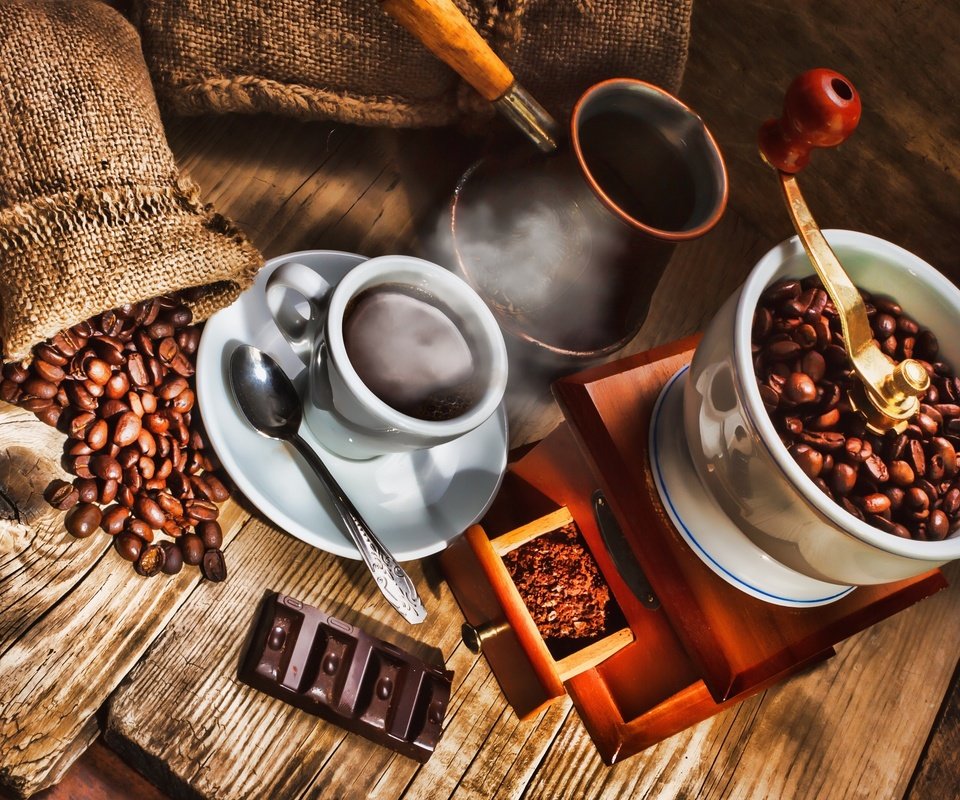 Обои кофе, шоколад, кофейные зерна, турка, кофемолка, coffee, chocolate, coffee beans, turk, coffee grinder разрешение 2560x1600 Загрузить