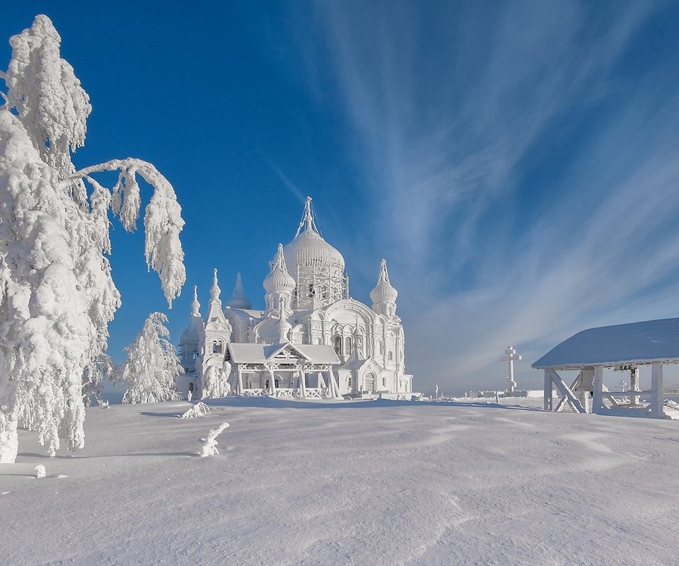 Обои деревья и церковь облеплены снегом, trees and church covered in snow разрешение 2560x1440 Загрузить