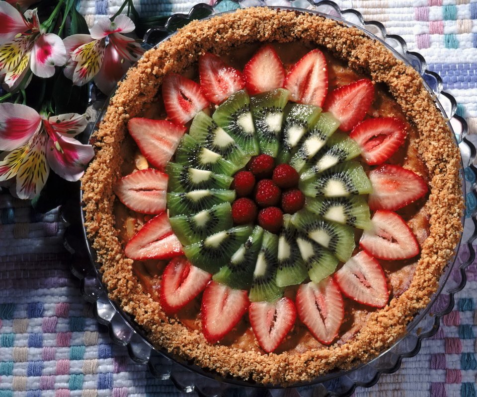 Обои малина, клубника, киви, выпечка, пирог, raspberry, strawberry, kiwi, cakes, pie разрешение 2560x1920 Загрузить