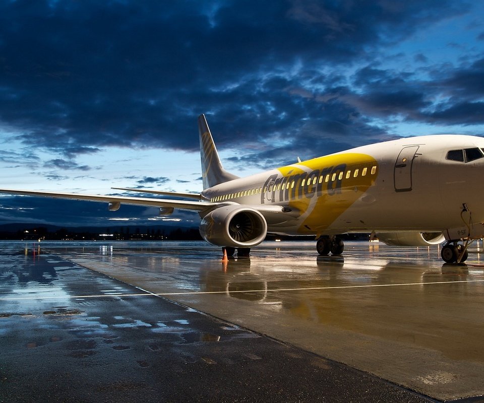 Обои боинг 737 на аэродроме, boeing 737 at the airport разрешение 2560x1440 Загрузить