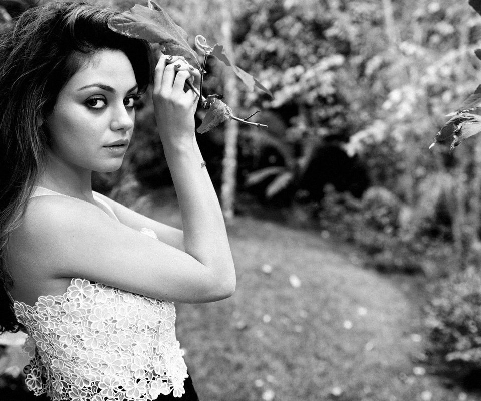 Обои природа, девушка, чёрно-белое, актриса, мила кунис, nature, girl, black and white, actress, mila kunis разрешение 1920x1200 Загрузить