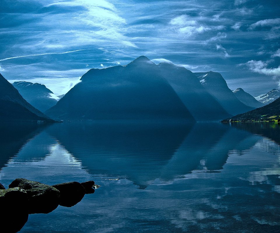 Обои небо, облака, озеро, горы, the sky, clouds, lake, mountains разрешение 1920x1200 Загрузить