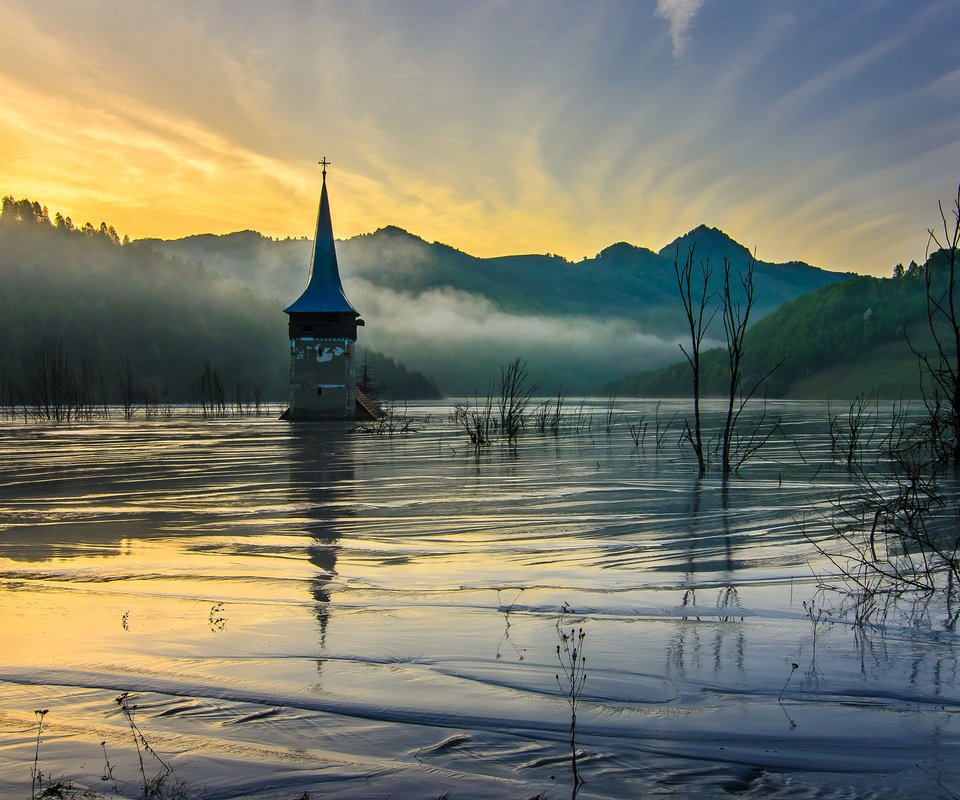 Обои горы, утро, туман, рассвет, весна, церковь, низина, затопленная, mountains, morning, fog, dawn, spring, church, lowland, flooded разрешение 2048x1356 Загрузить